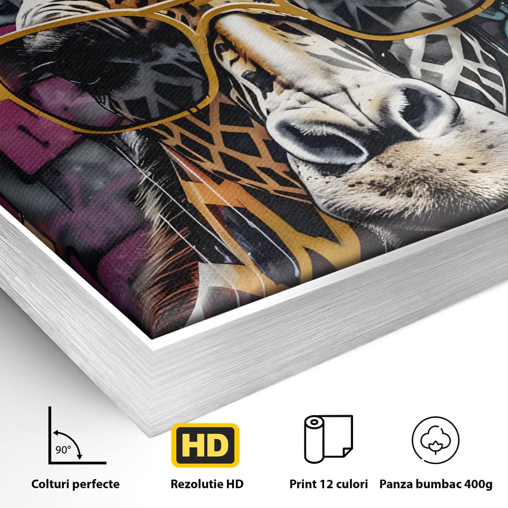 Detaliu al suprafetei: tablou canvas cu girafa stilizata, in rama de aluminiu argintiu